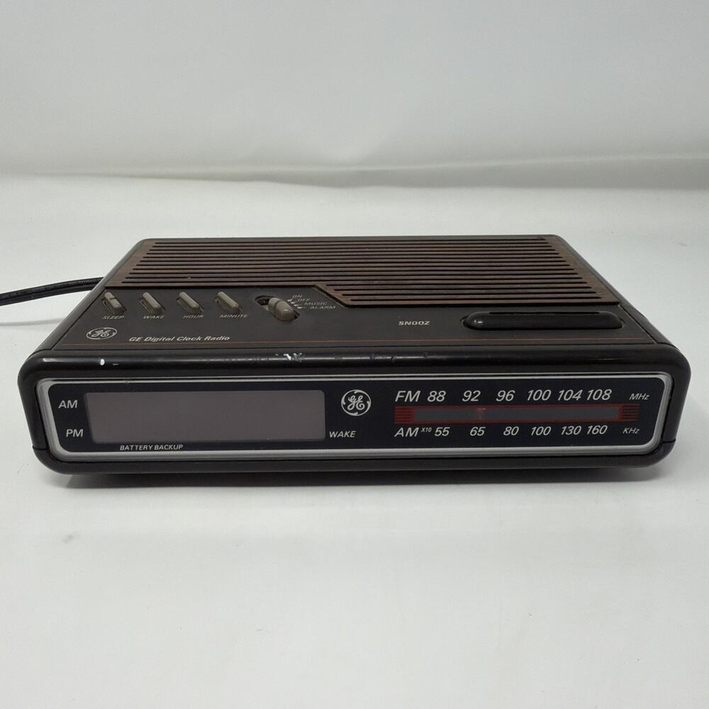 Vintage GE Model 7-4612B Woodgrain Digital Alarm Clock Radio AM/FM Tested Works!